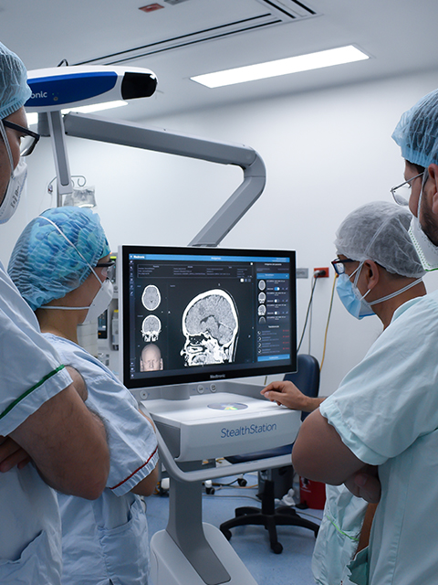 Equipo de Neurocirugía revisando un caso médico