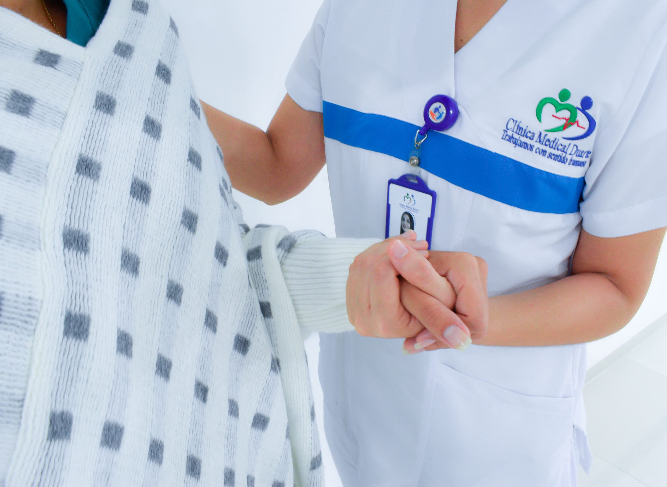 Personal de Salud tomando de la mano a paciente